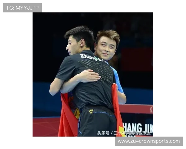 张继科穿着汗衫咕咚喝瓶矿泉水，完全看不出昔日国乒老大哥的架势