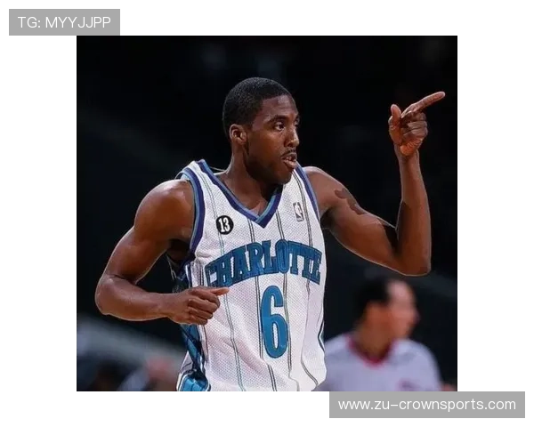 埃迪·琼斯无球跑动拉开空间，改变对手防守布局